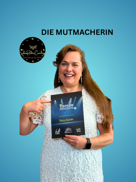 Frau zeigt auf ein Zertifikat mit der Aufschrift „Die Mutmacherin“ vor blauem Hintergrund.